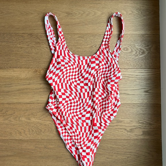 Its Now Cool backless one piece - Picture 3 of 5